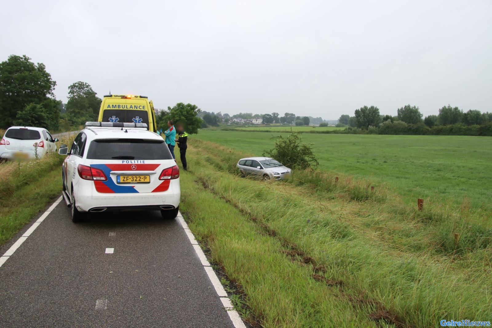 Afgesneden auto moet uitwijken en belandt onderaan dijk bij Dieren