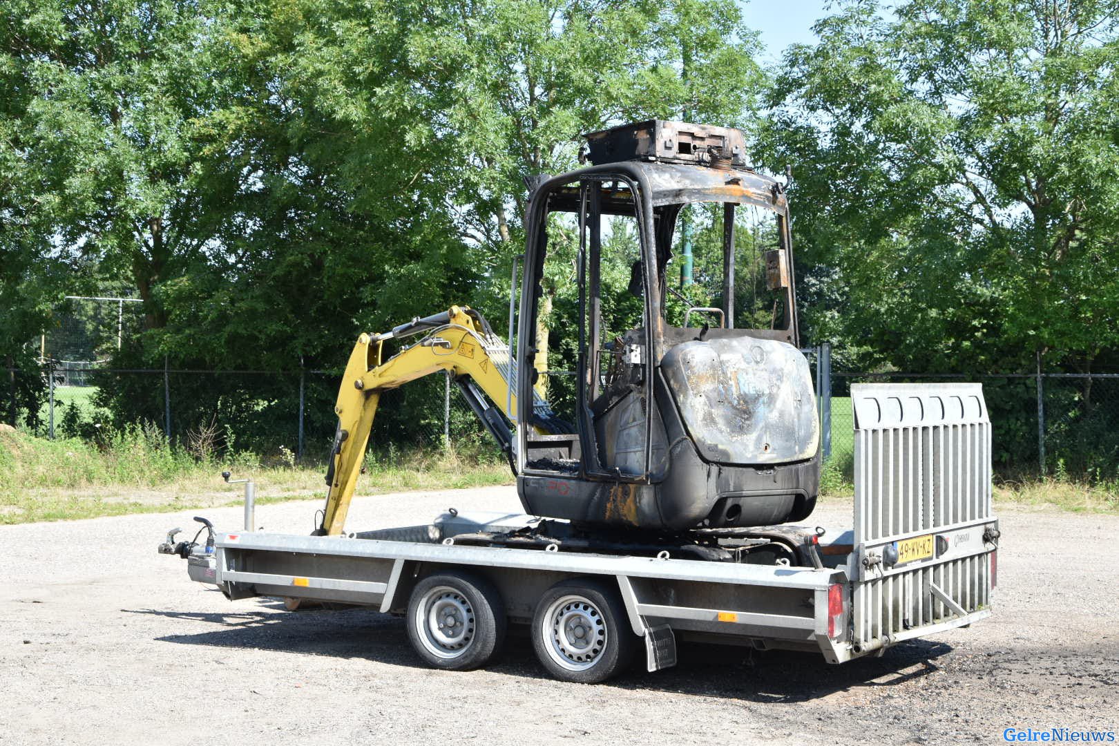 Minikraan in brand op parkeerplaats van sportpark Pannerden