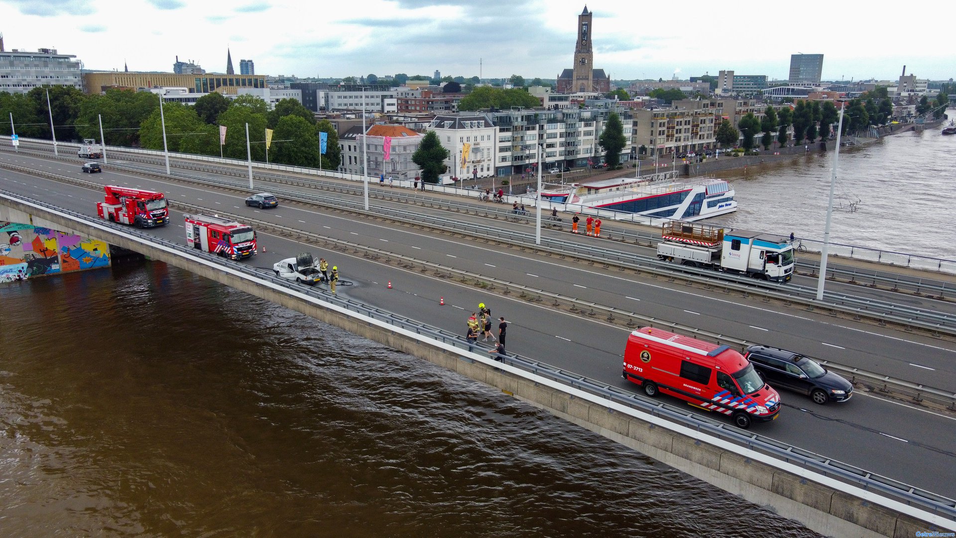 Auto vliegt in brand op Nelson Mandelabrug in Arnhem