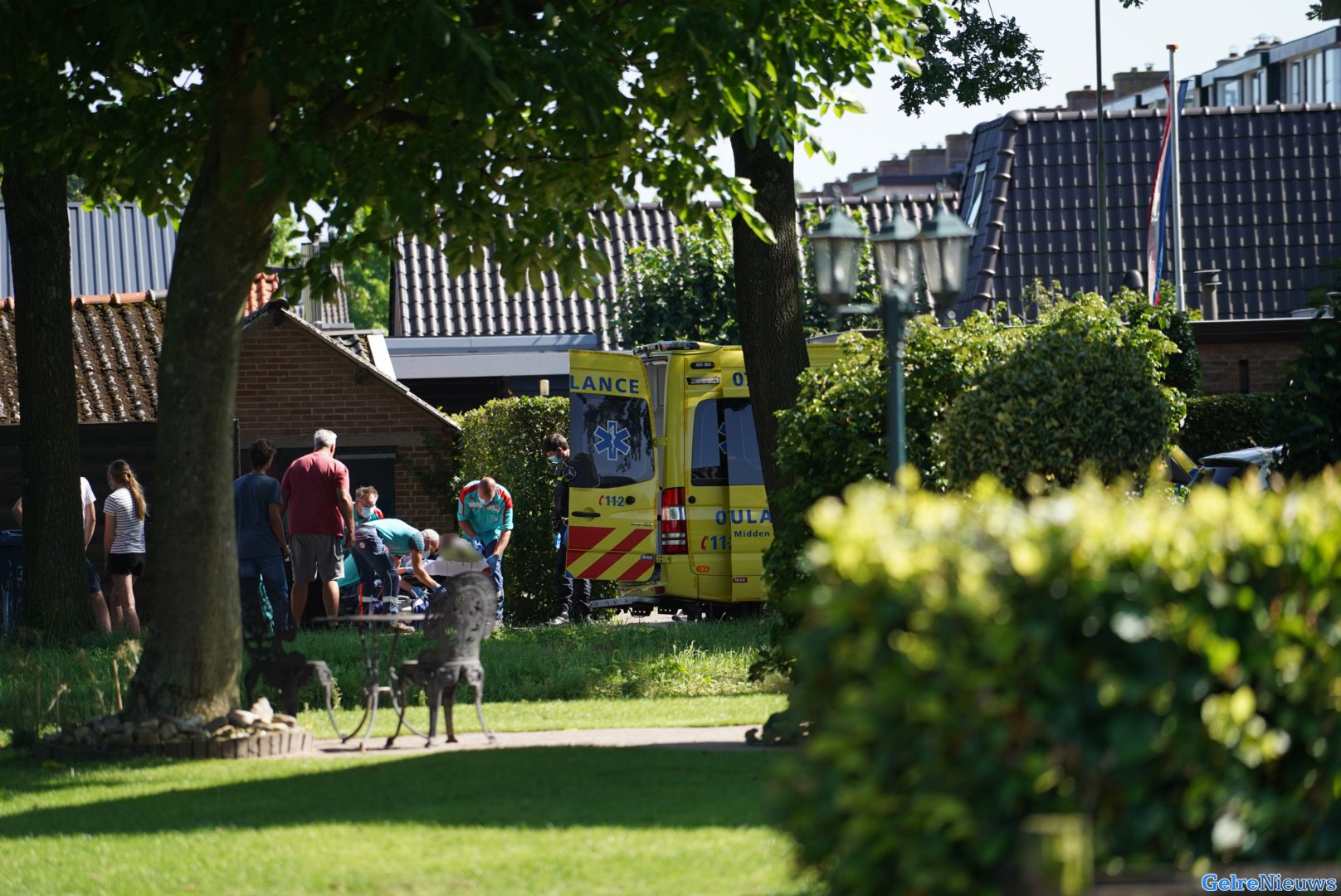 Vrouw bekneld tussen auto en muur in Terschuur