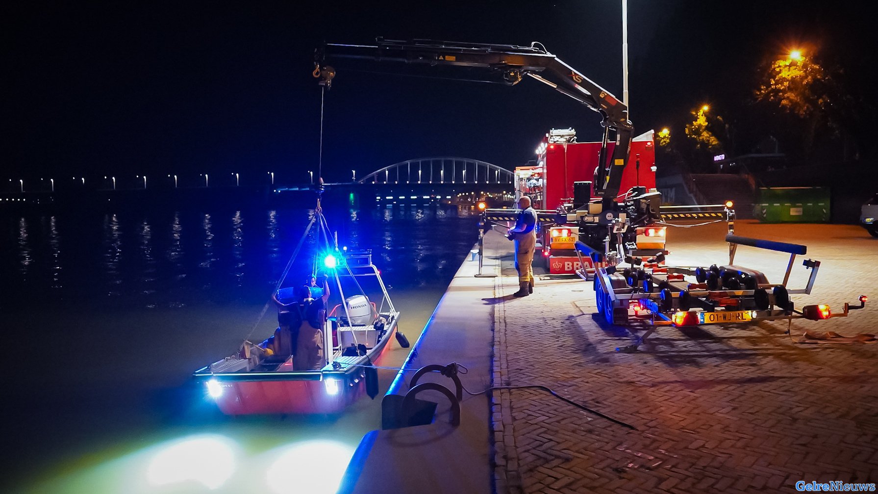 Brandweer redt vrouw uit de Rijn in Arnhem