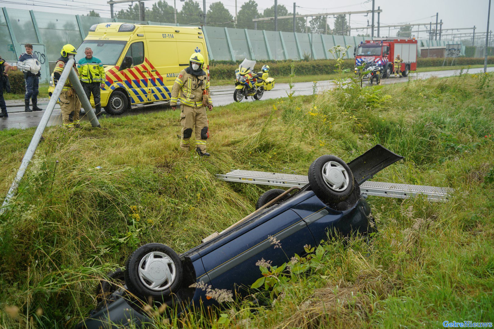 Auto belandt ondersteboven in sloot in Zevenaar