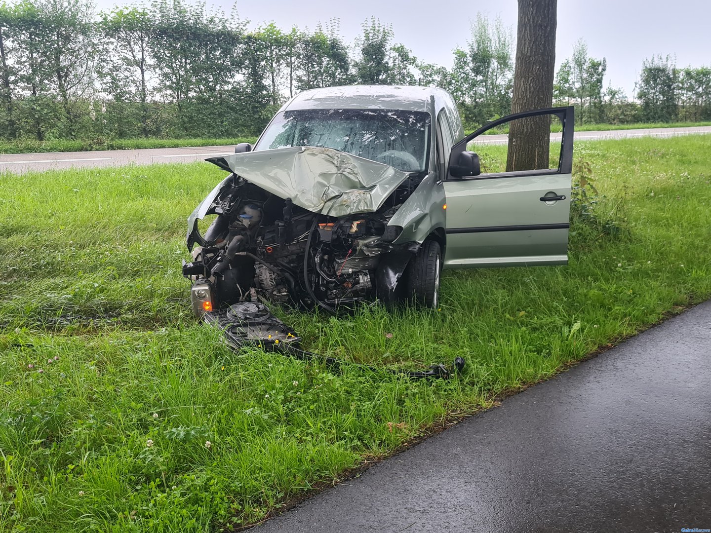 Auto zwaar beschadigd na botsing tegen boom in Buren