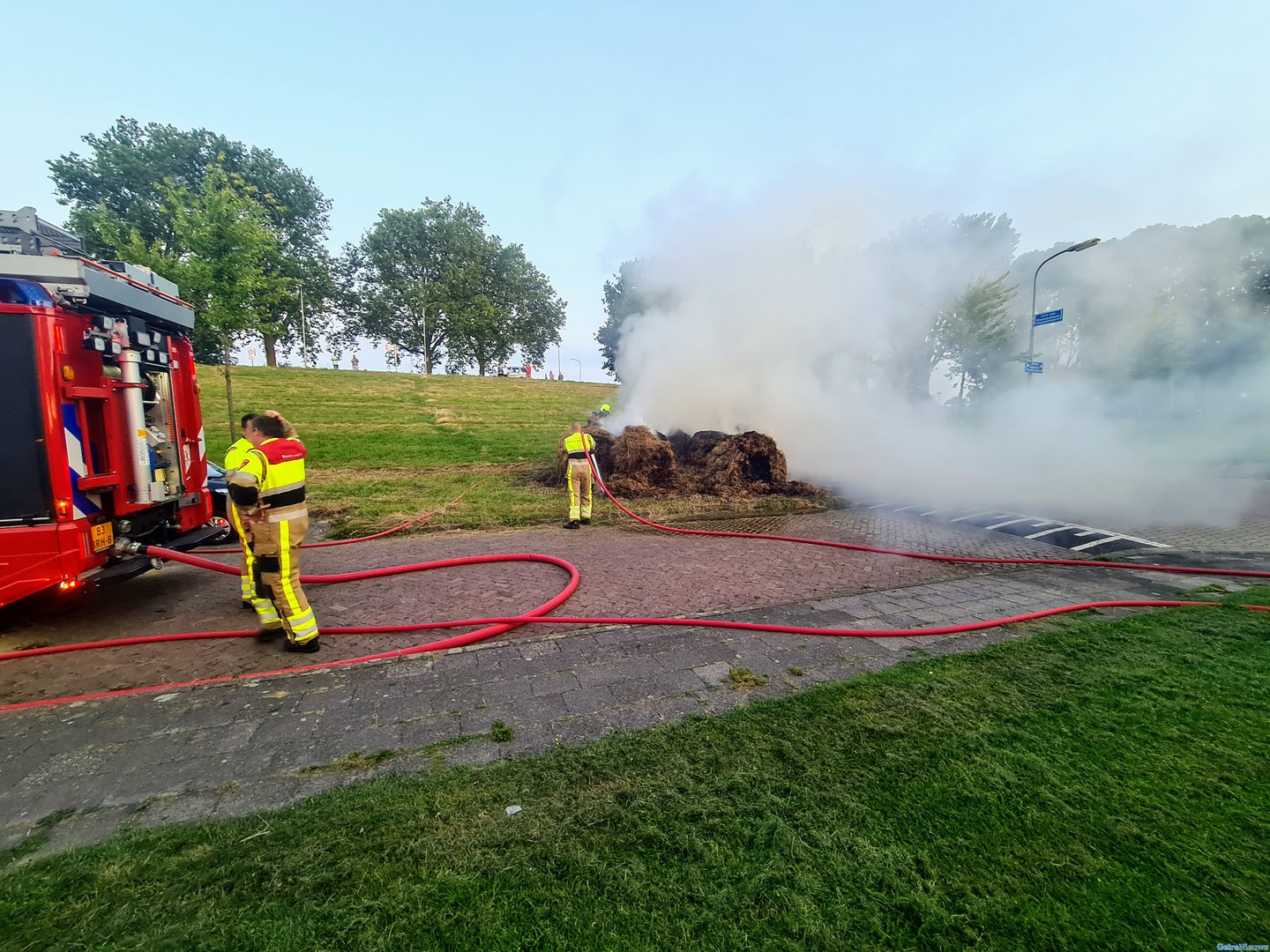 Hooirollen in brand in Tiel
