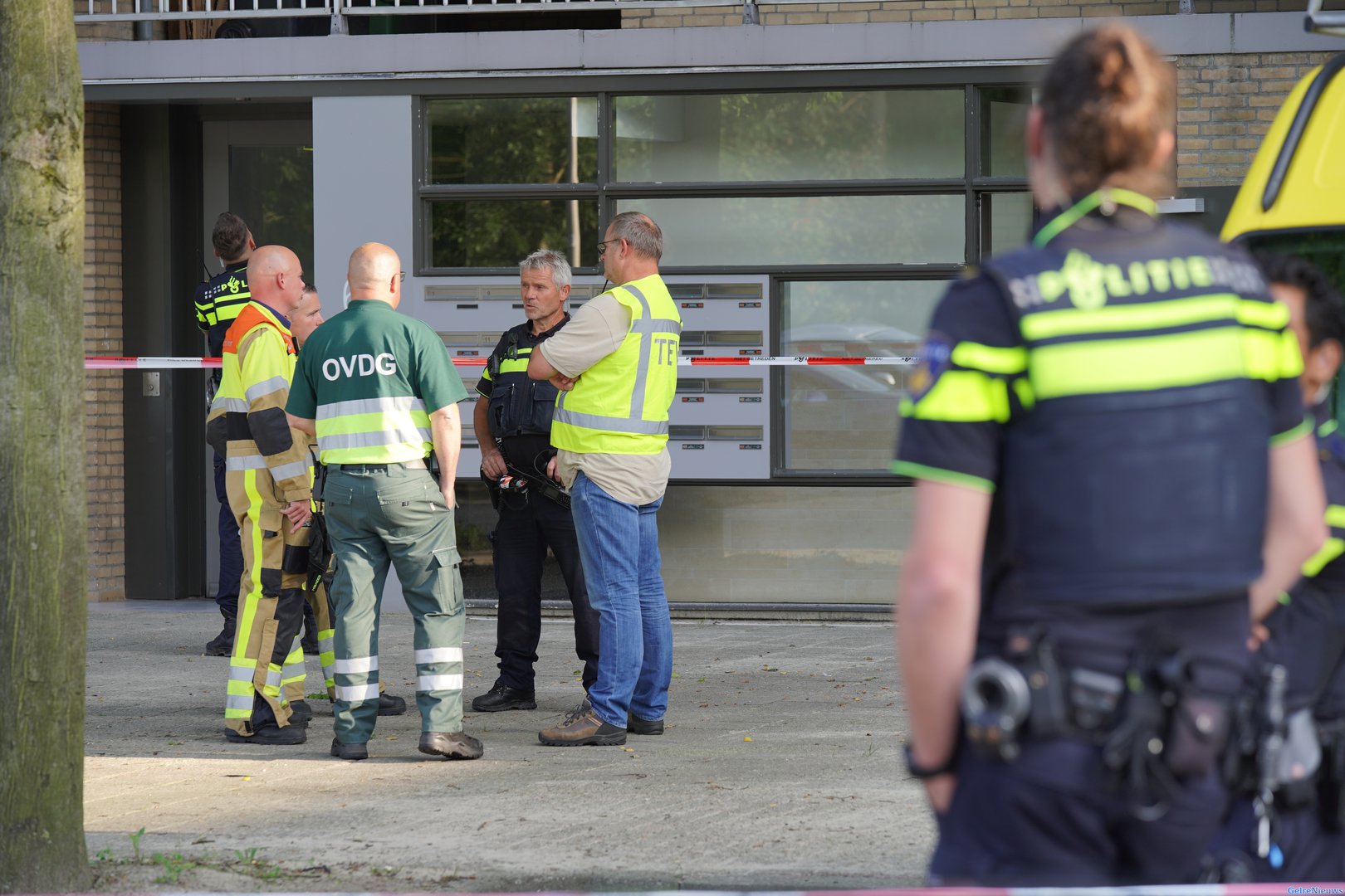 EOD ter plaatse na vondst wapens en vuurwerk in flatwoning