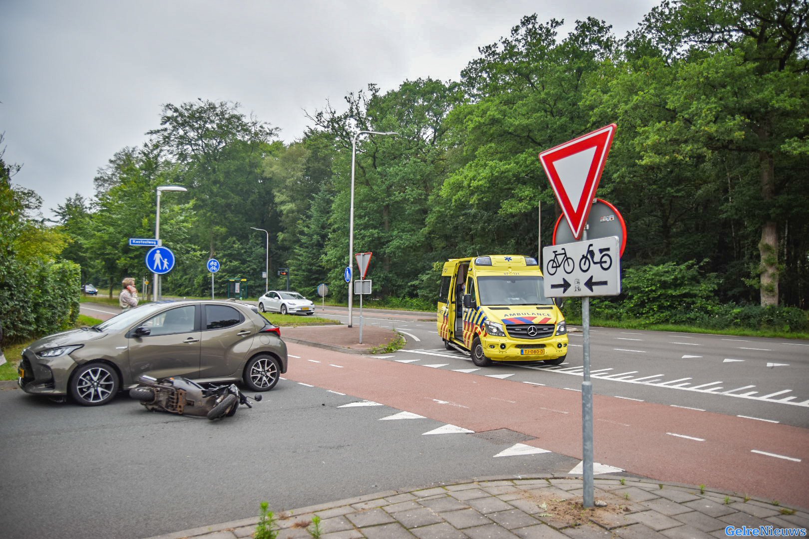 Scooterrijder botst met auto in Doorwerth door voorrangsfout