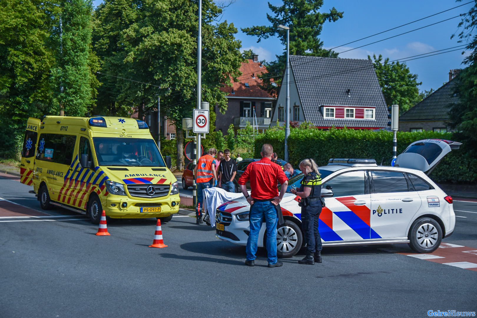 Scooterrijder onderuit in Oosterbeek en raakt flink gewond