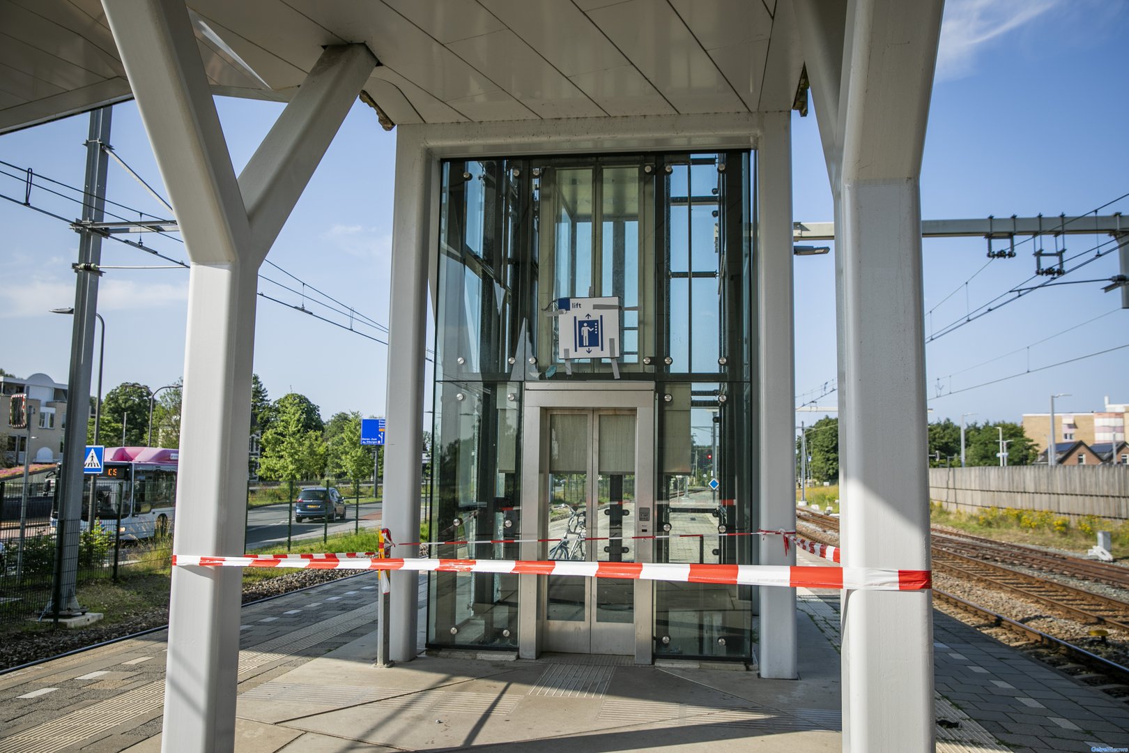 Jongeren ruim 3 uur vast in lift op treinstation in Dieren