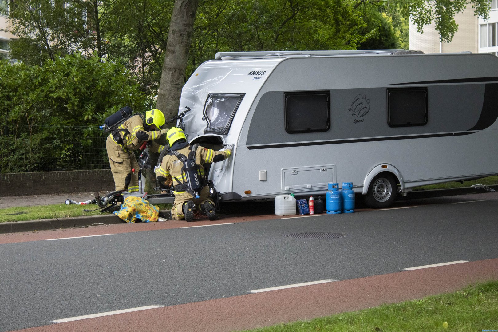 Gasfles uit caravan lek na botsing tegen boom in Velp