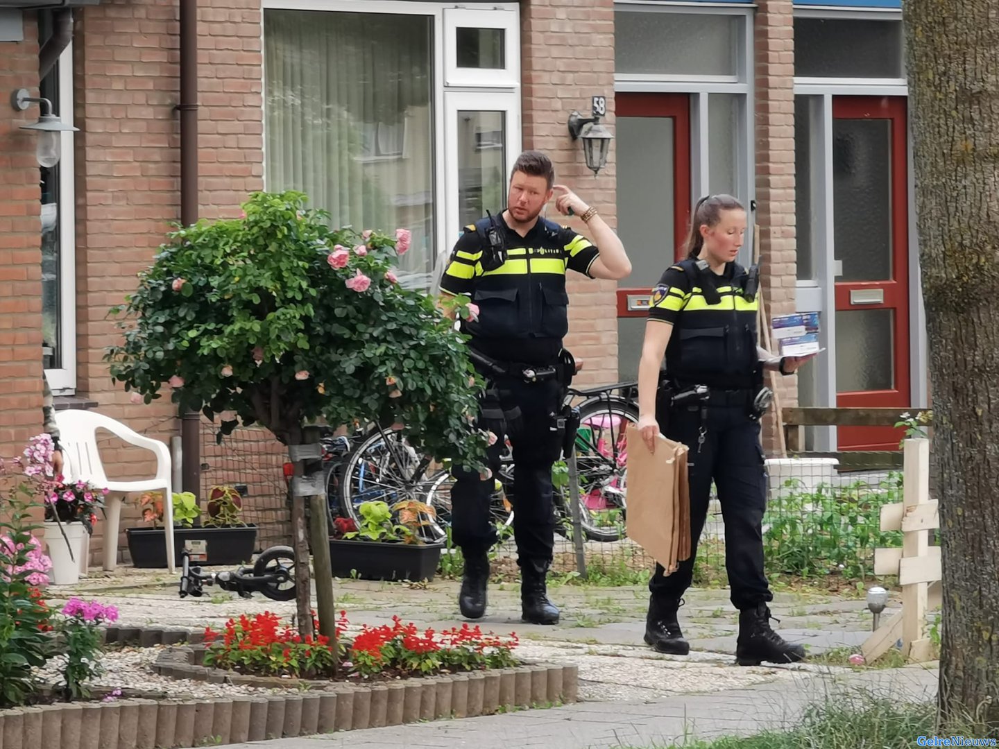 16-jarige jongen aangehouden, politie doorzoekt woning