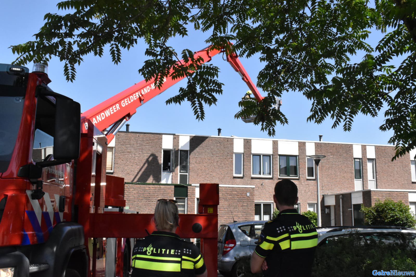 Bewoner blust brand op dak in Arnhem