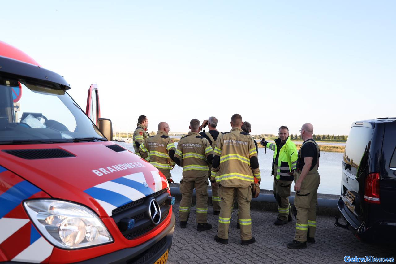 Zwemmende jongens uit de Rijn gehaald in Arnhem