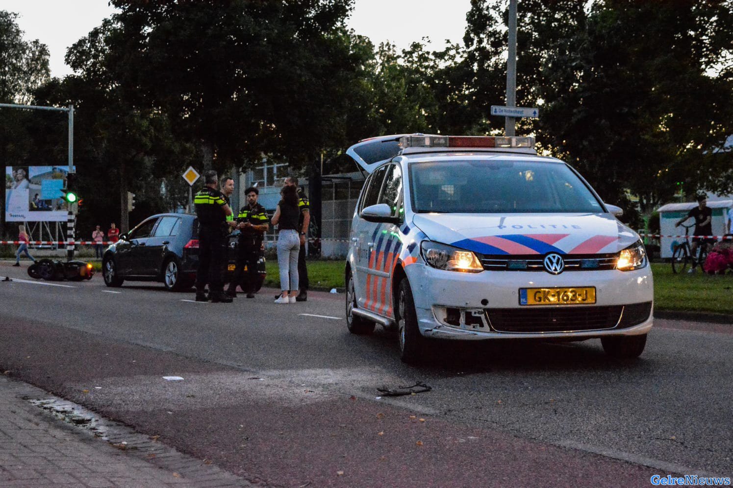 Bestuurder motorscooter botst tegen politiewagen in Nijmegen