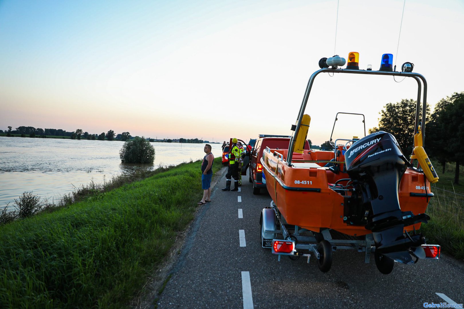 Grote zoekactie naar mogelijke drenkeling in de Waal bij Ewijk