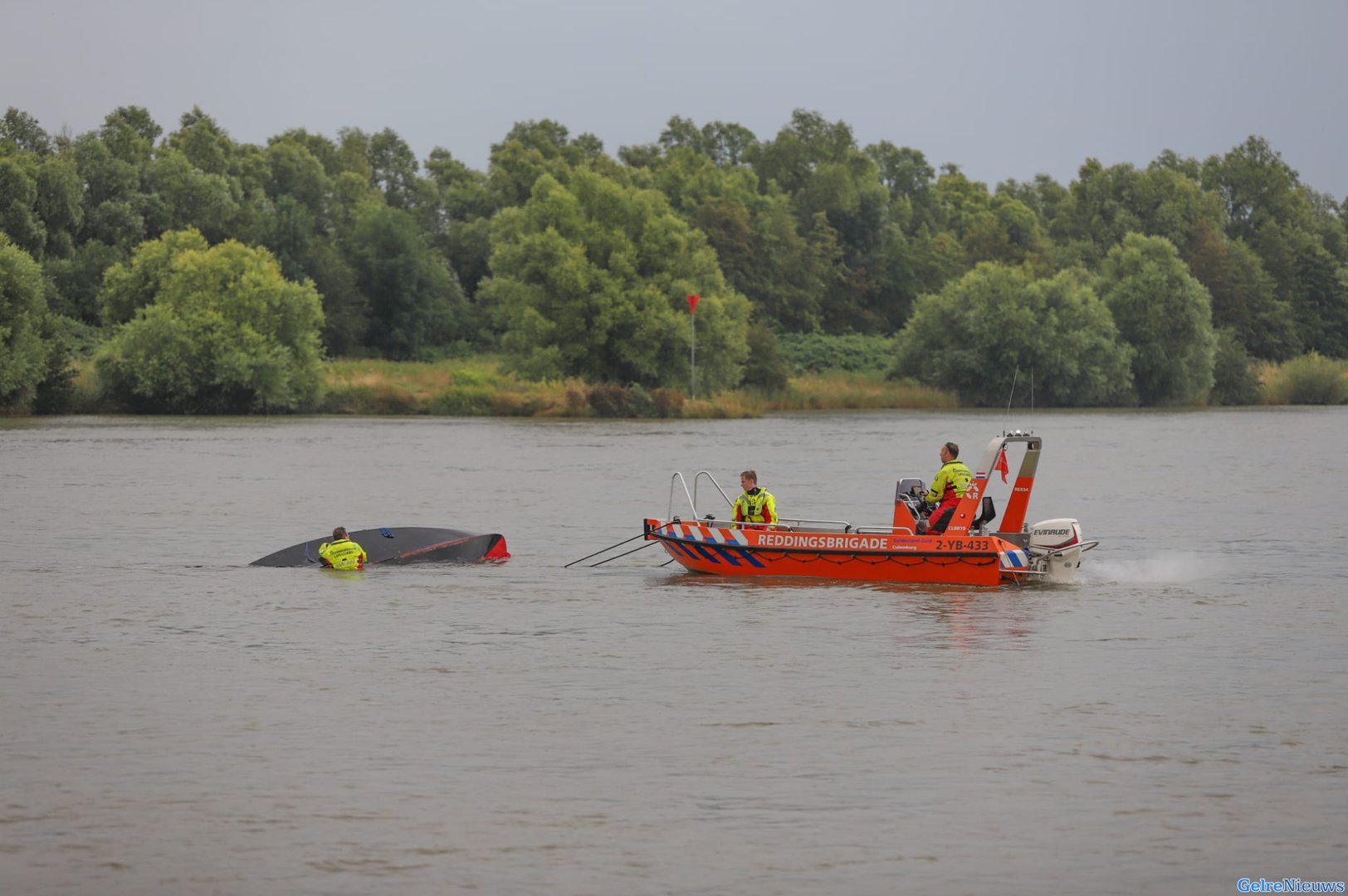 Zeilboot met twee opvarenden slaat om op de Lek