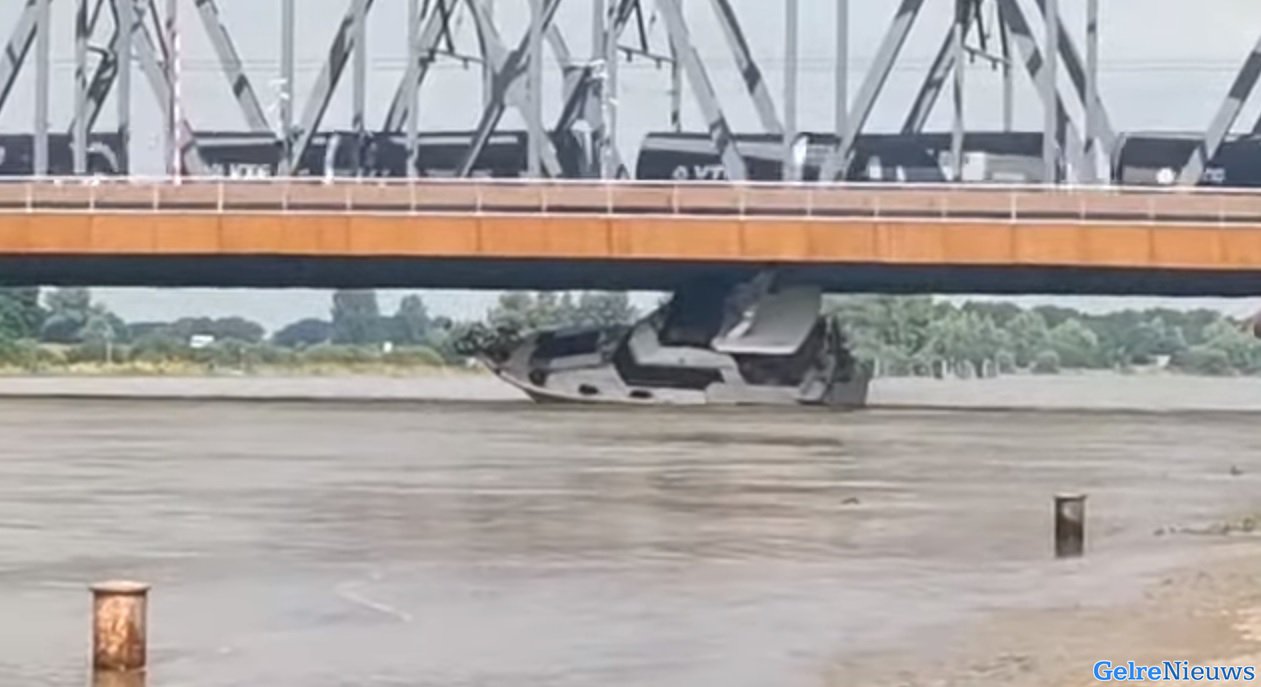 Bizar: plezierjacht komt in botsing met brug in Zutphen