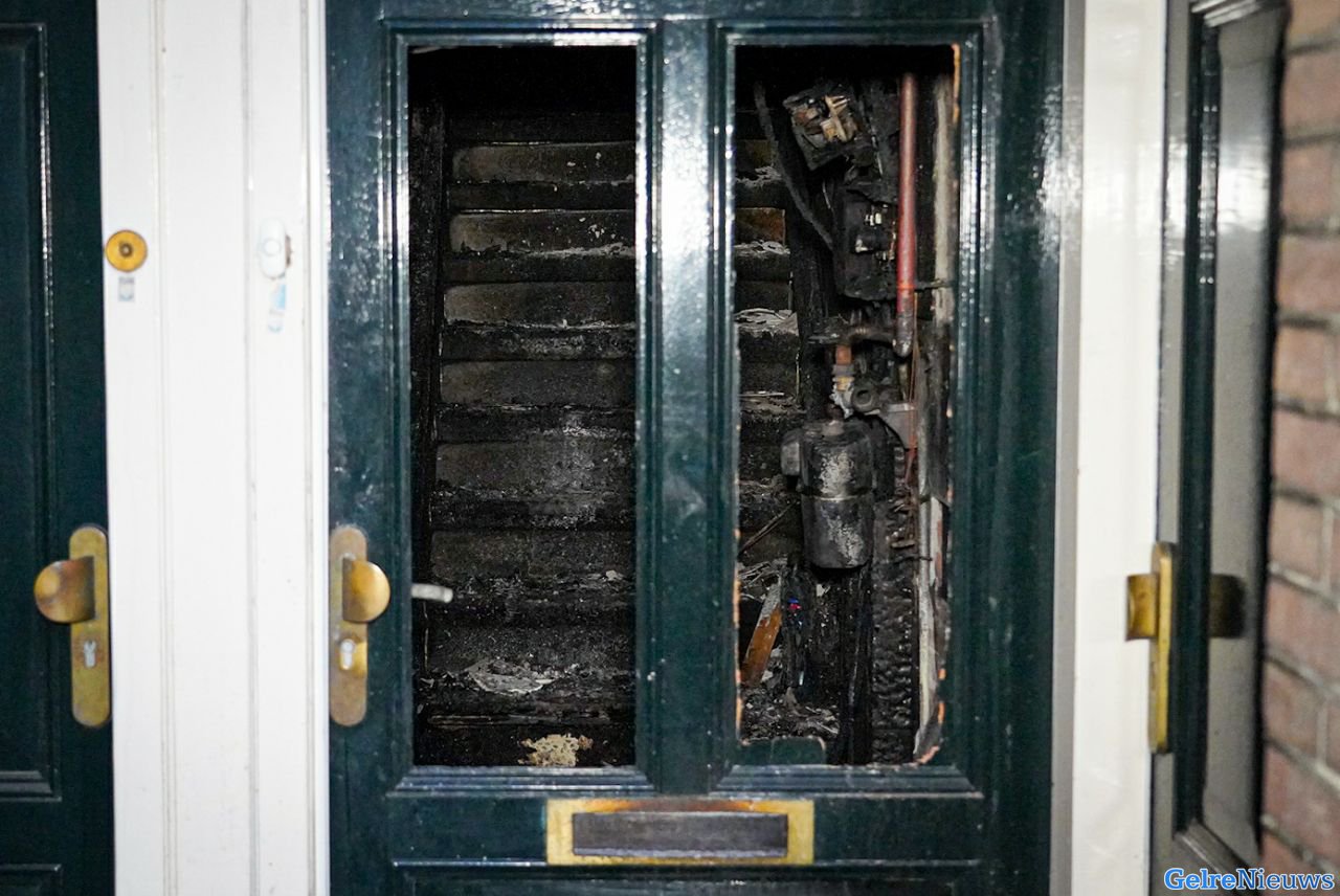 Brandstichting bij woning, bewoners gevlucht via het dak