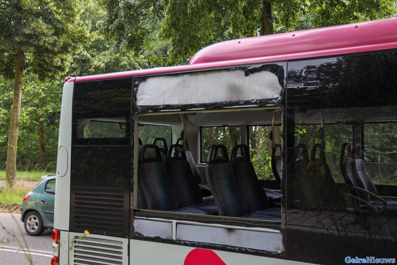 Man springt uit rijdende bus bij Arnhem