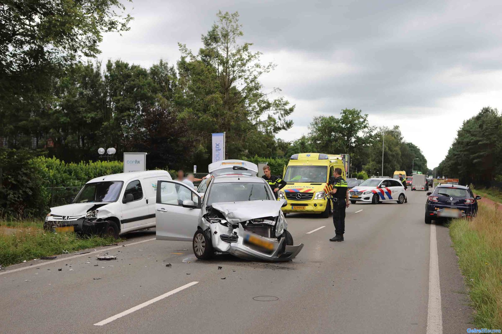 Straat afgesloten na frontale aanrijding in Voorthuizen