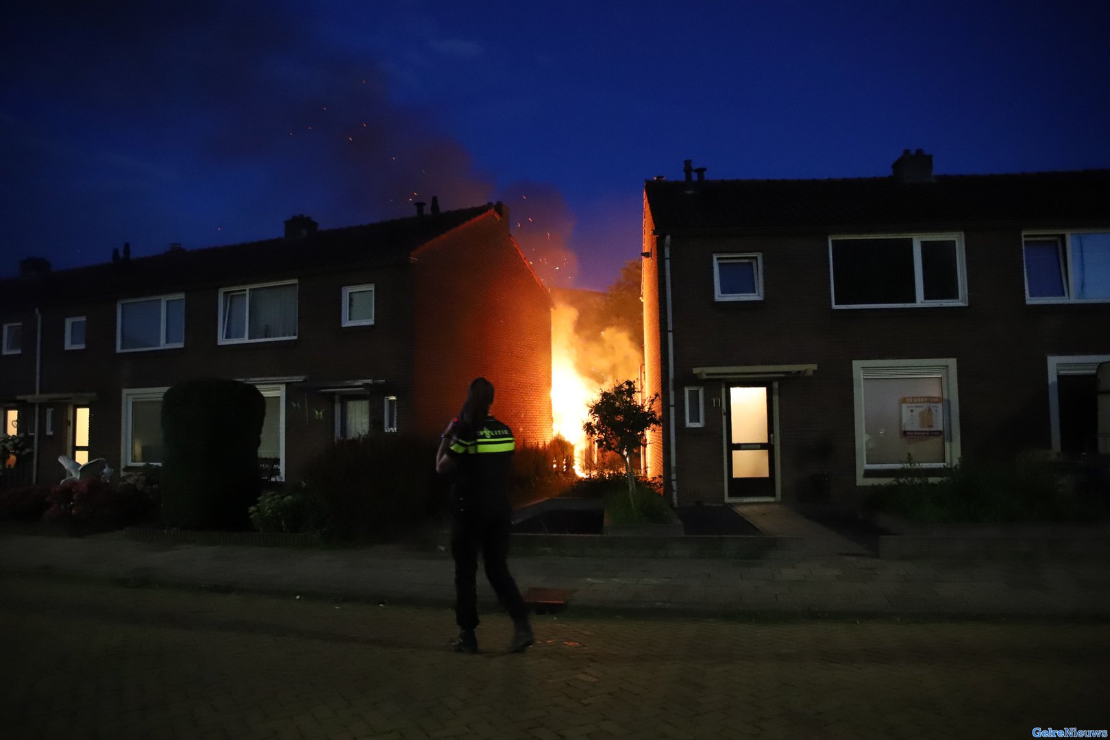 Felle brand achter een woning in Tiel