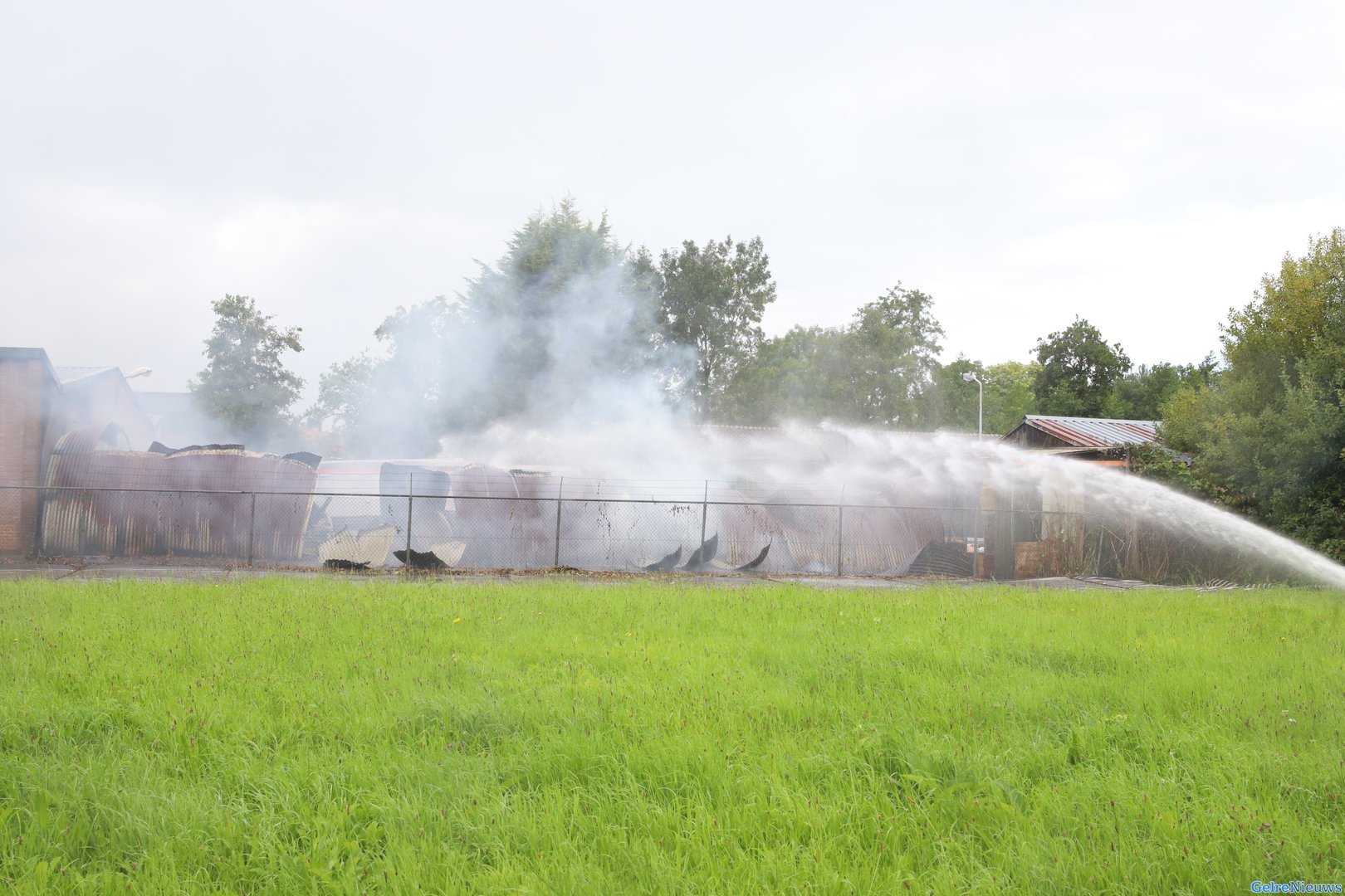 Forse rookontwikkeling bij grote brand in een loods in Culemborg