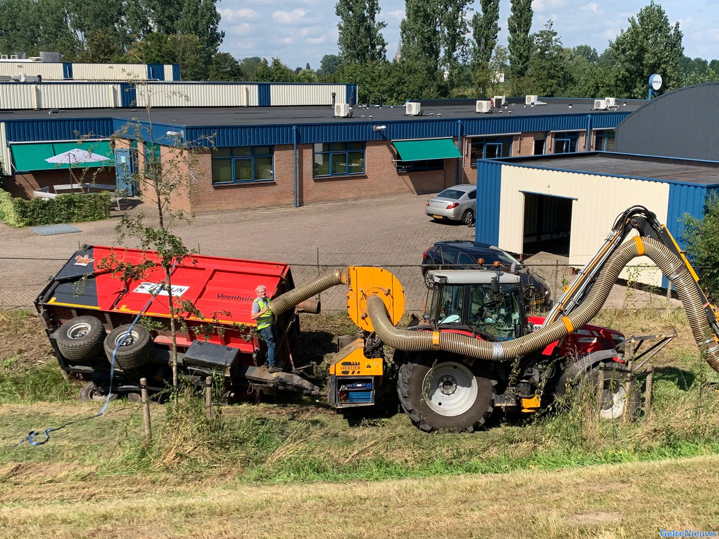 Aanhanger van tractor gekanteld in Doesburg