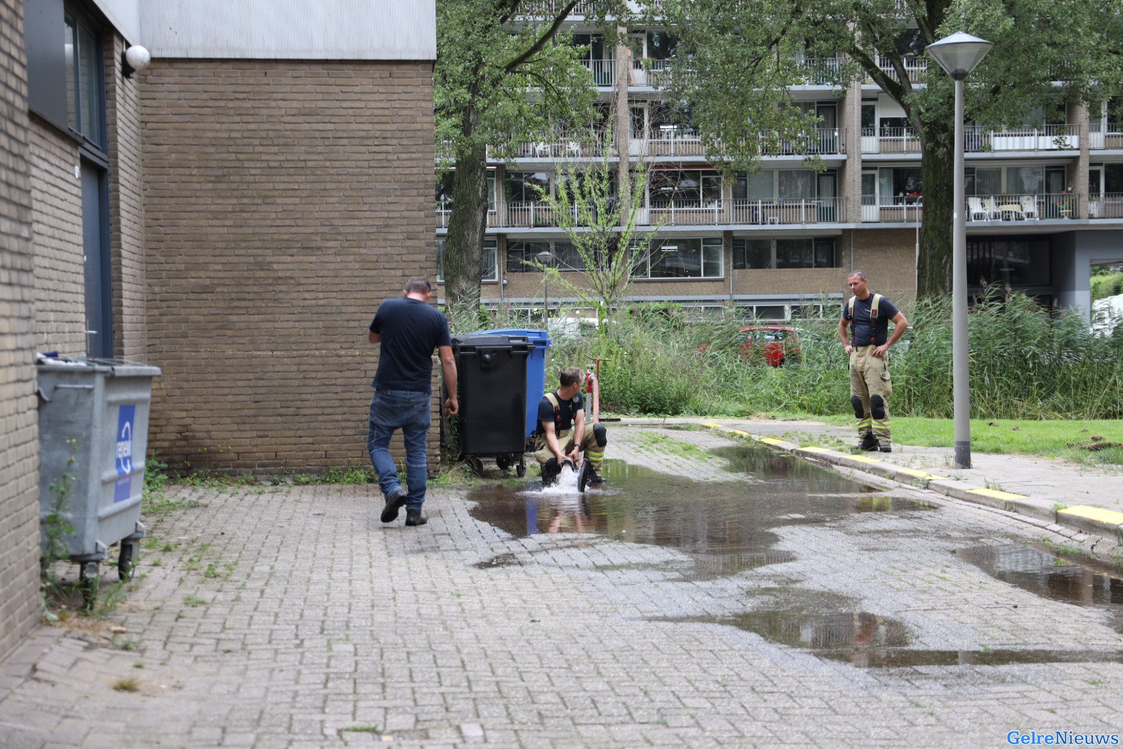 Brandweer spoelt riool in Arnhem nadat daar brandstof in terecht kwam