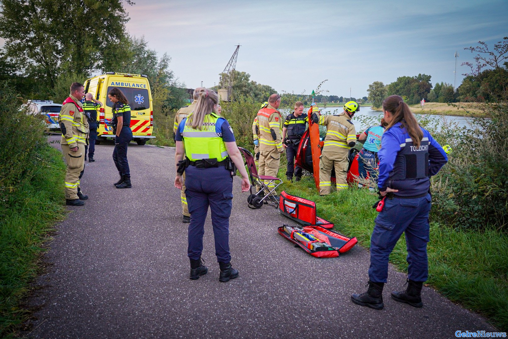 Brandweer redt bejaarde vrouw uit auto na ongeval
