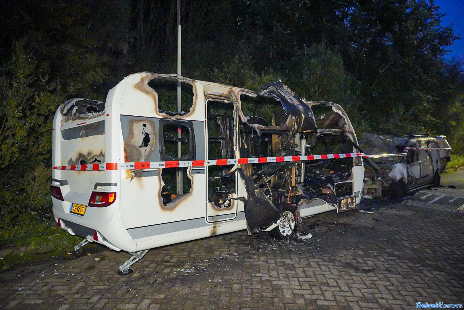 Auto en caravan branden uit in Arnhem