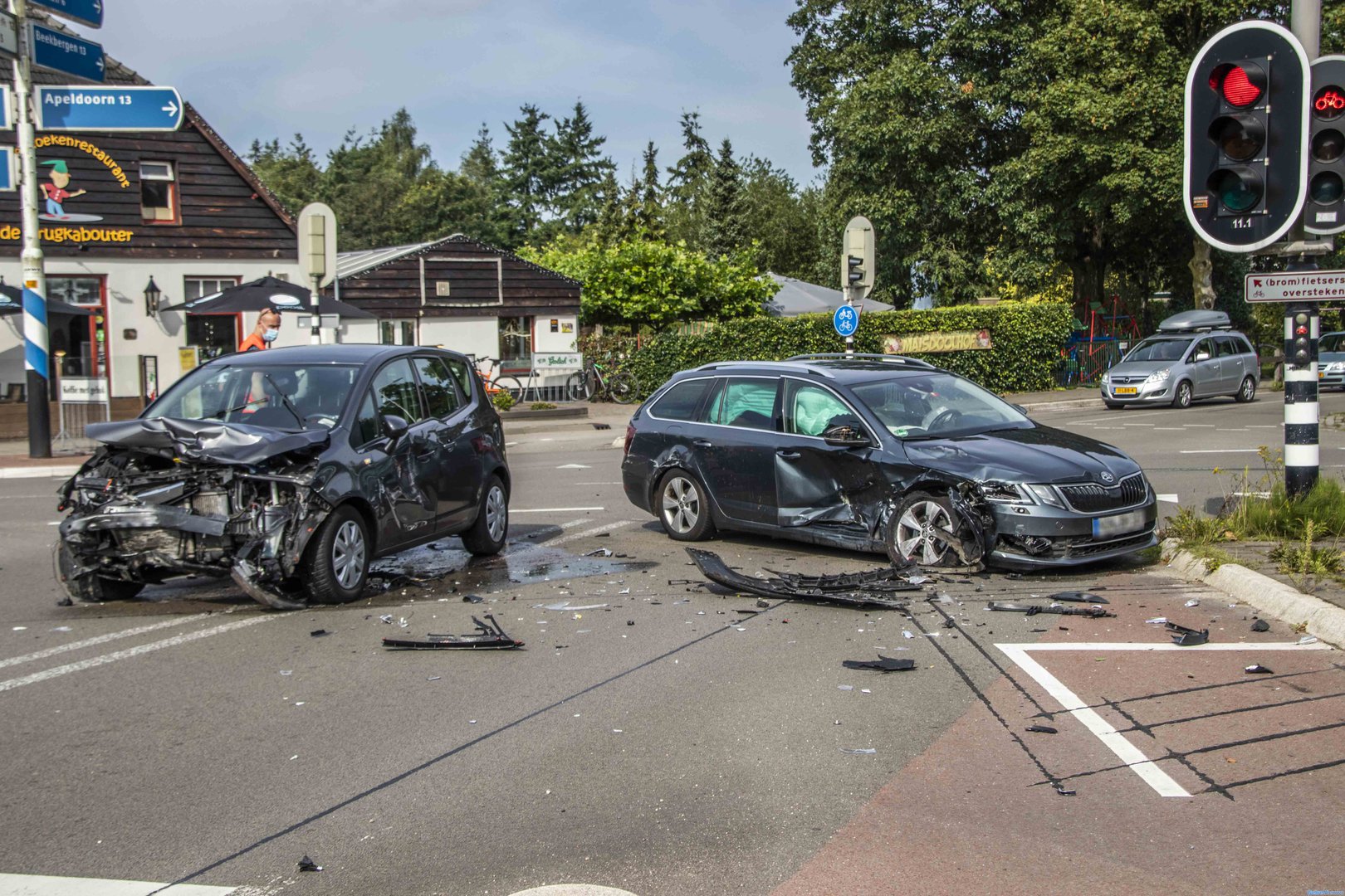 Twee personenauto’s flink beschadigd geraakt bij aanrijding in Eerbeek