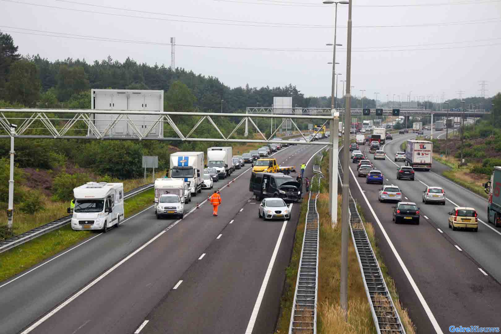 Flinke file na ongeval met rolstoelbus op de A50 bij Arnhem