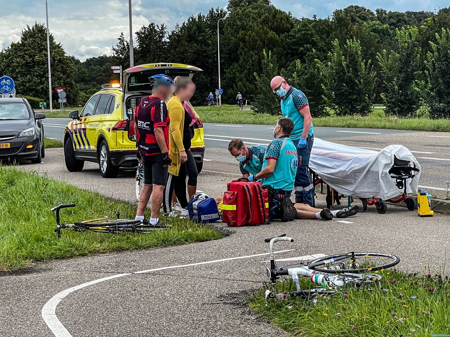 Wielrenner raakt gewond door val in Giesbeek