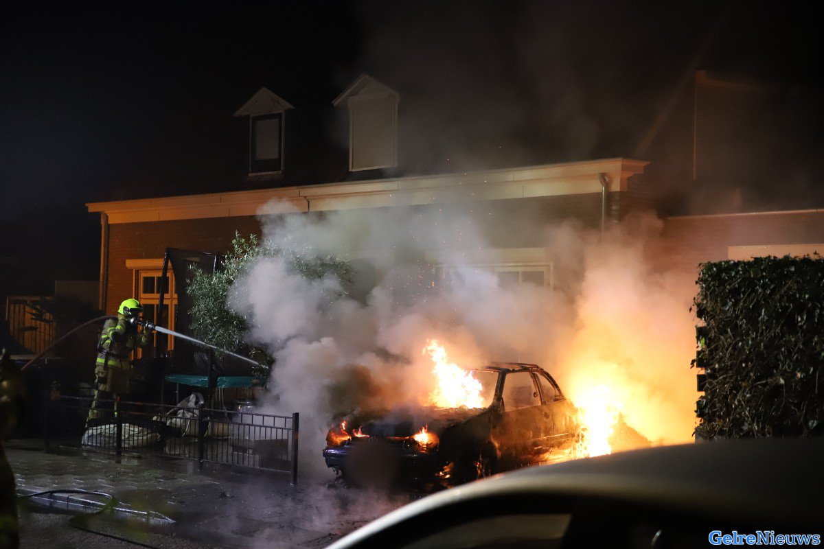 Auto brandt volledig uit in Tricht