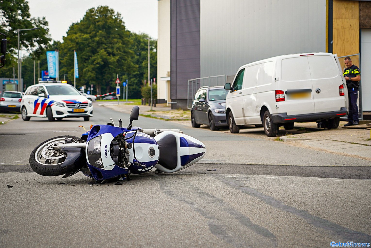 Motorrijder raakt gewond na botsing met bestelbus in Arnhem