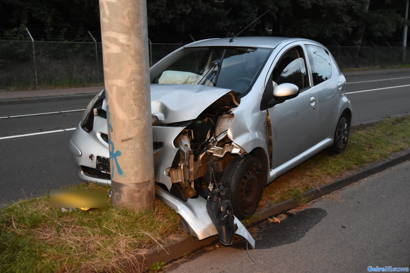 Auto total loss na knal tegen lichtmast in Arnhem