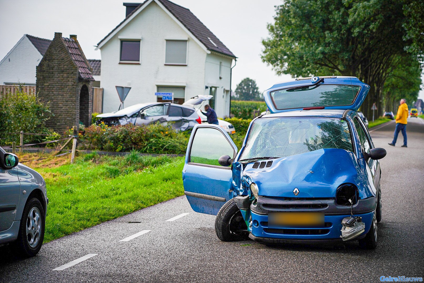 Auto’s raken total loss bij flinke aanrijding Beek