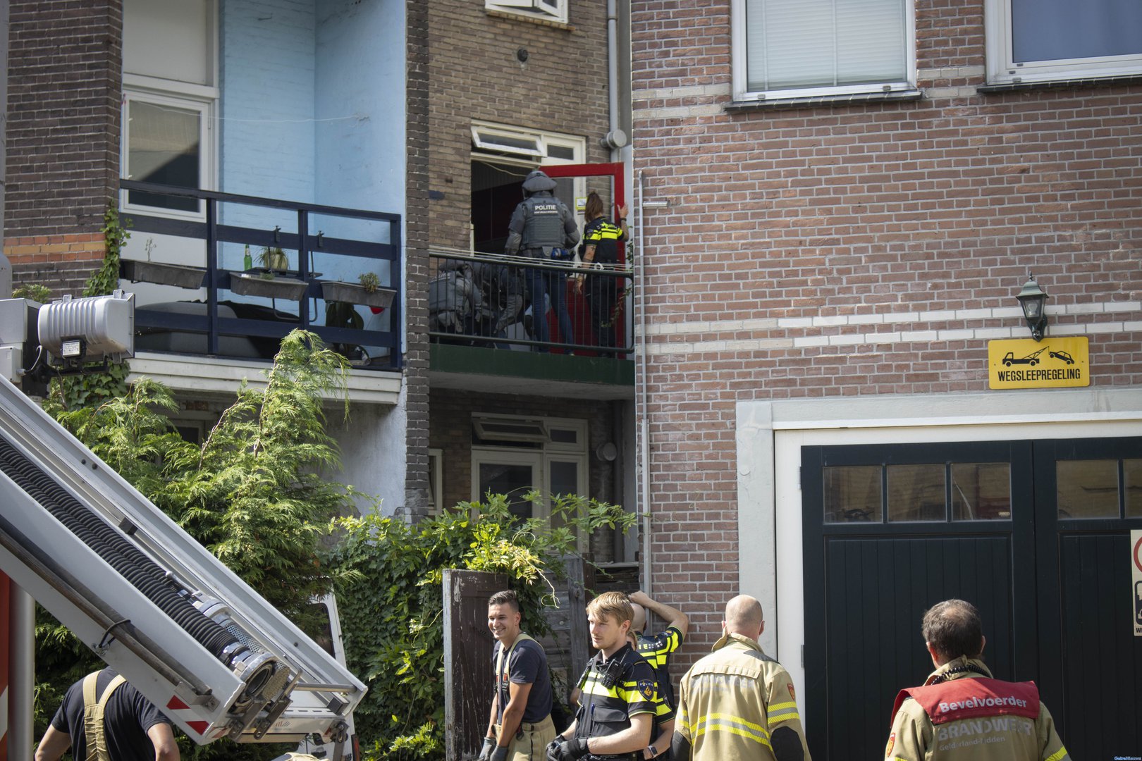 Arrestatieteam valt woning binnen in Arnhem