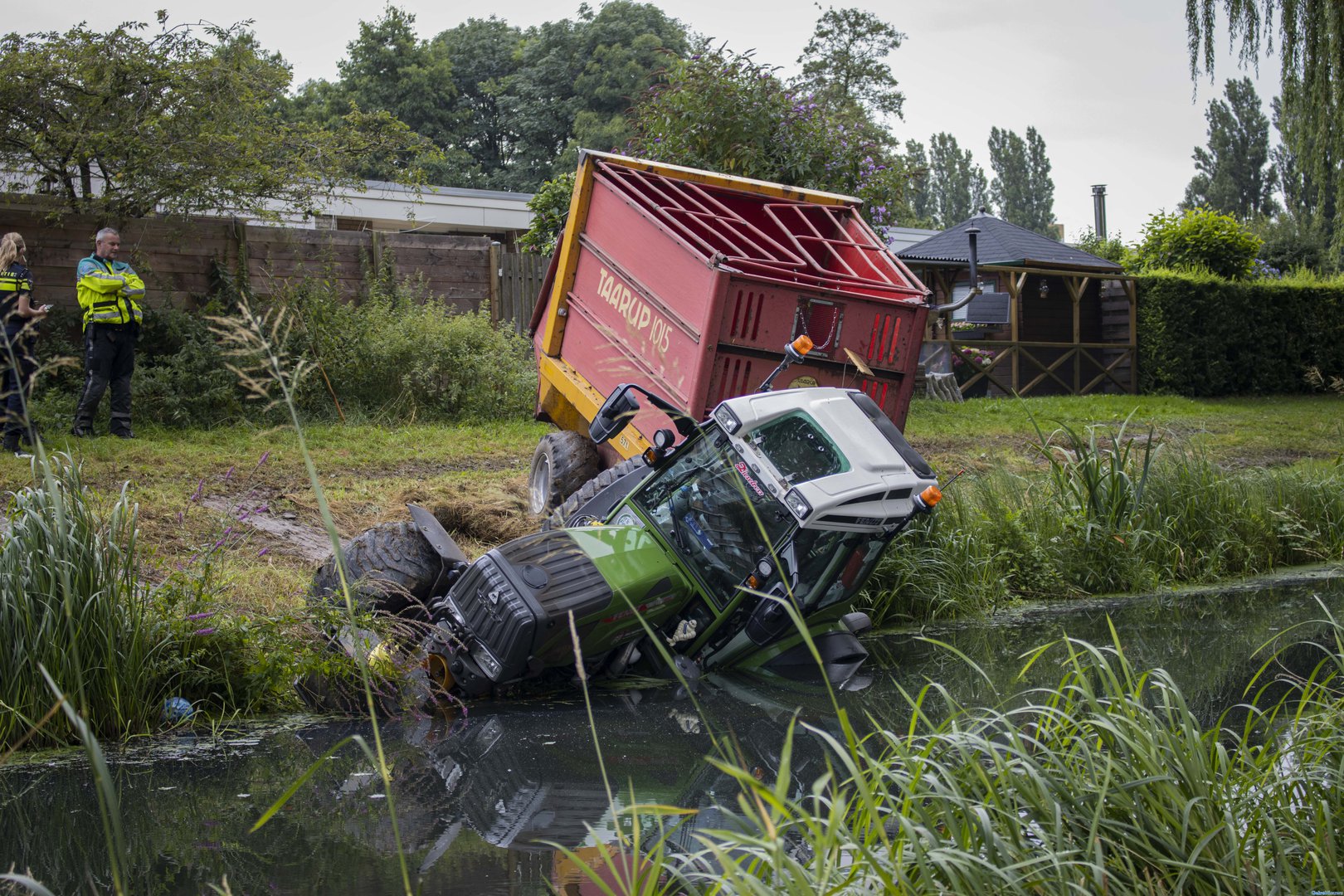 Tractor komt deels op zijn kant bij een sloot terecht in Arnhem