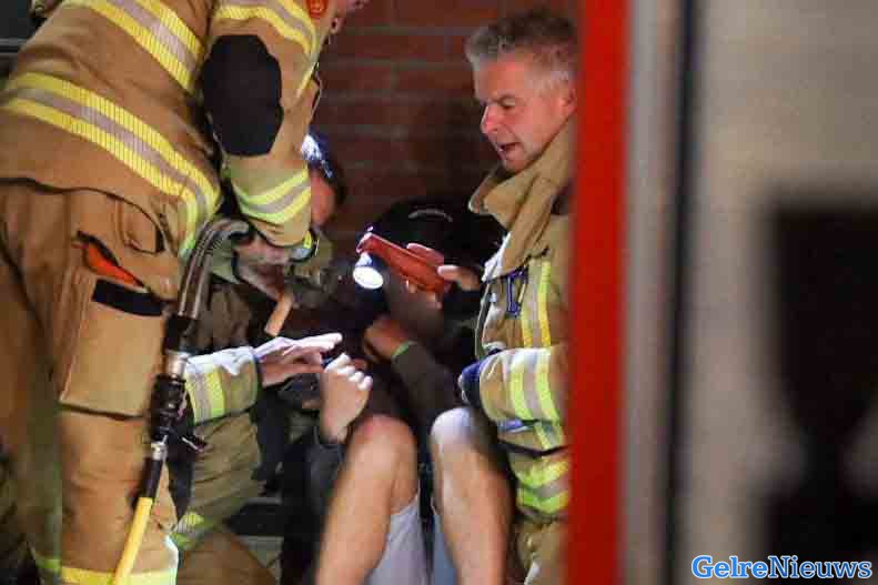 Jongeman vast met zijn duim in brikettenstarter, brandweer bevrijdt hem