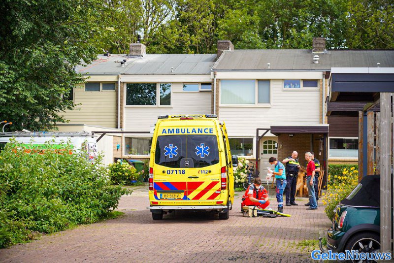 Man valt van dak en raakt levensgevaarlijk gewond