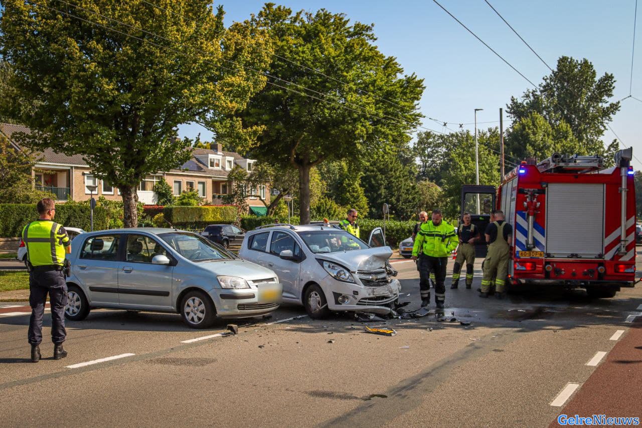 Twee personen gewond na aanrijding in Arnhem