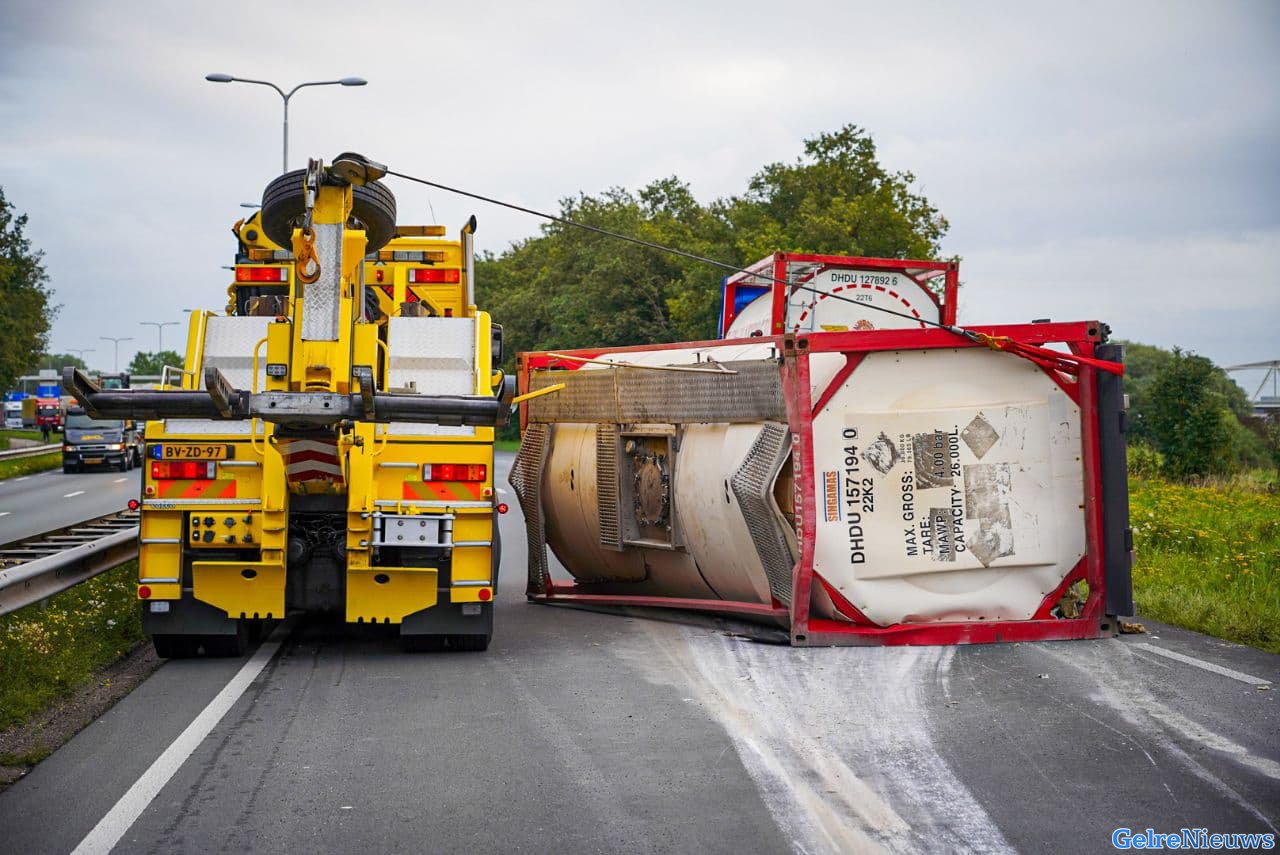 Pleijroute (N325) tot in de middag afgesloten door gekantelde vrachtwagen