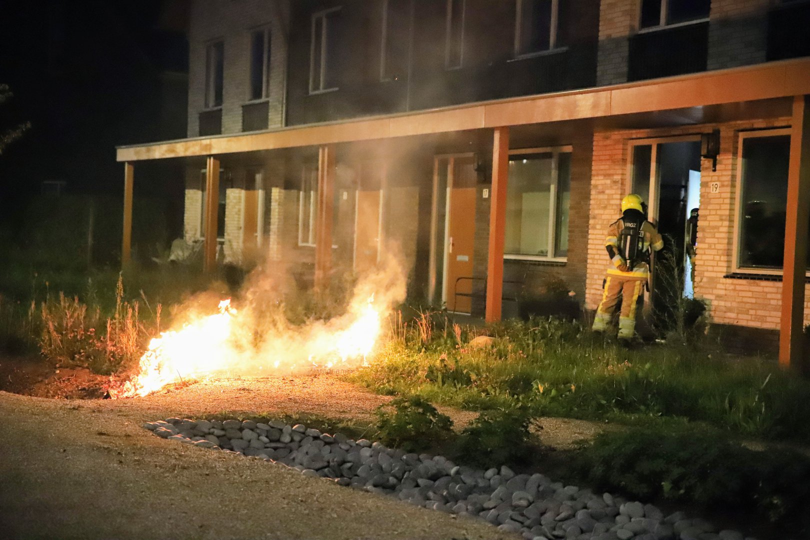 Bewoner sleept brandend bankstel uit zijn woning