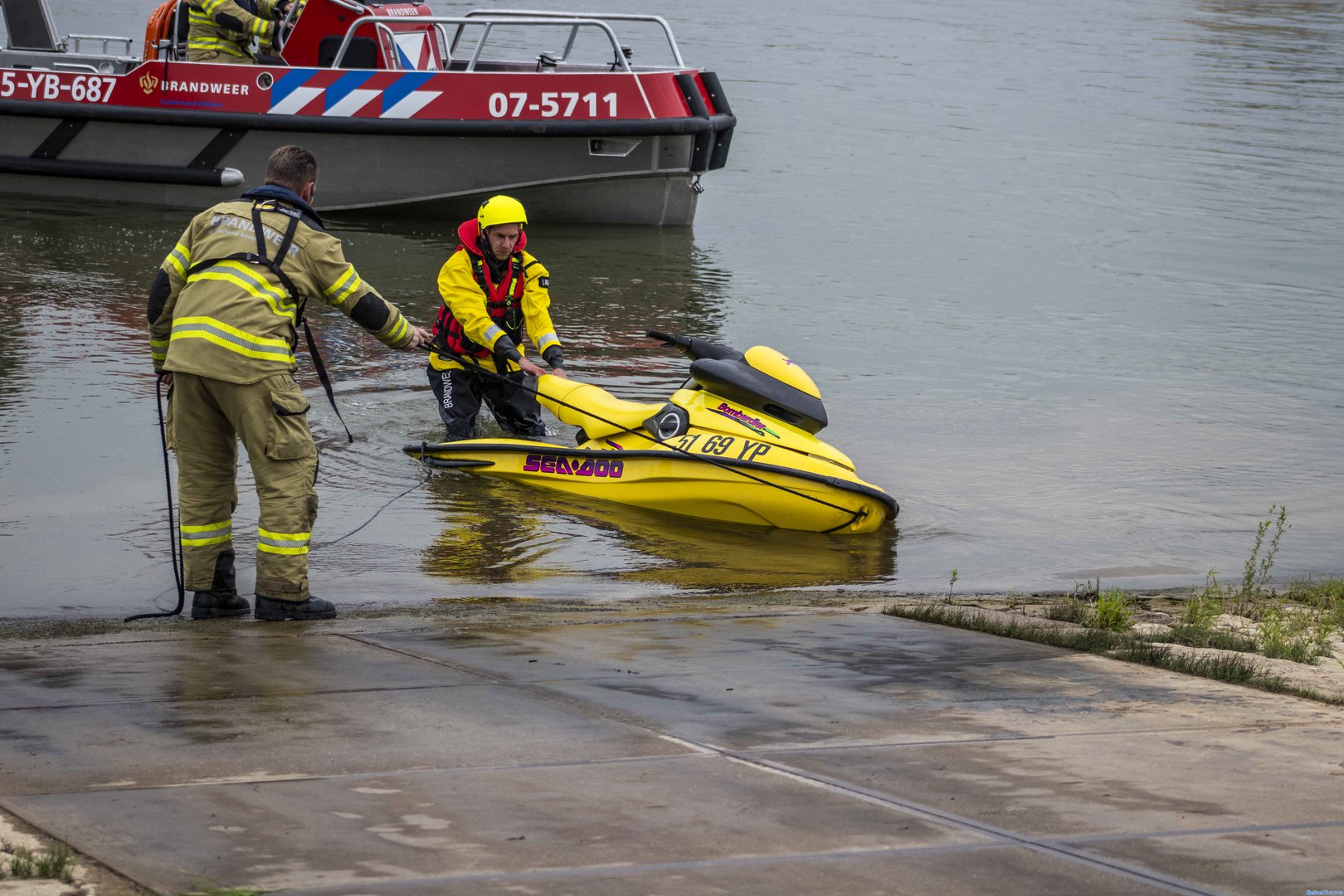 Jetski slaat over de kop IJssel Dieren