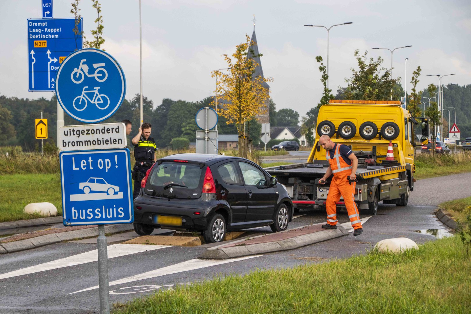 Bestuurster ziet bussluis over het hoofd in Doesburg