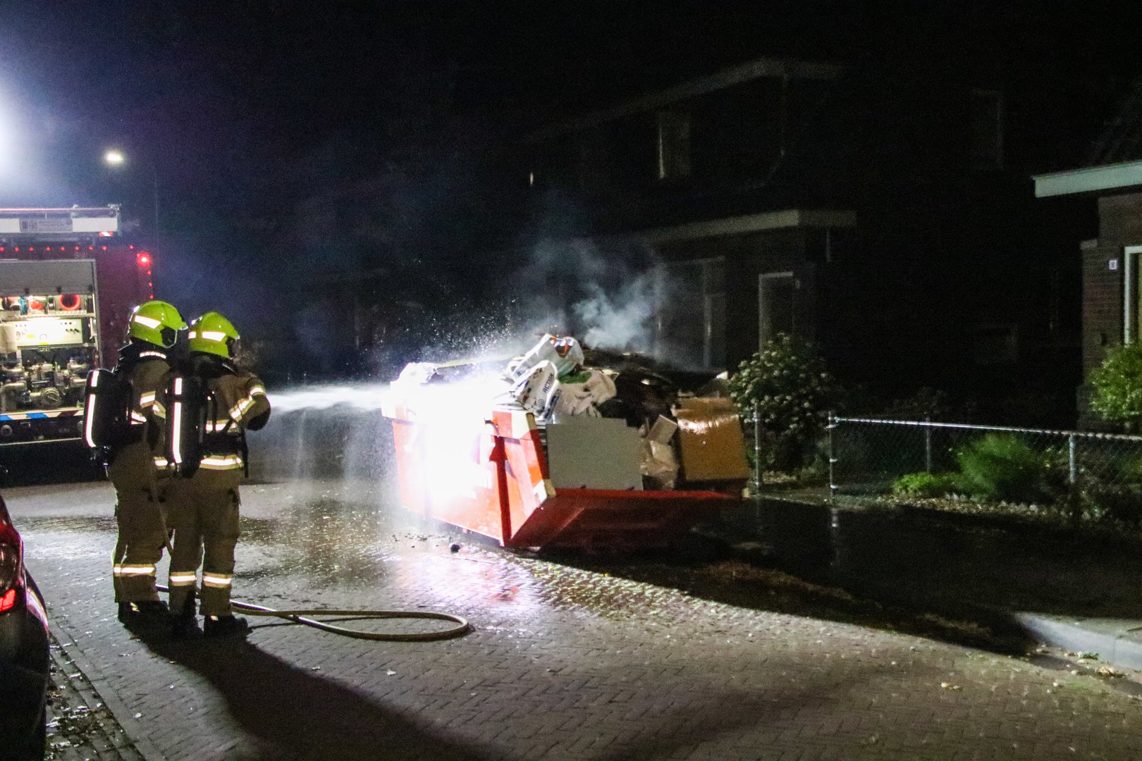 Bouwcontainer vliegt in brand in Dieren