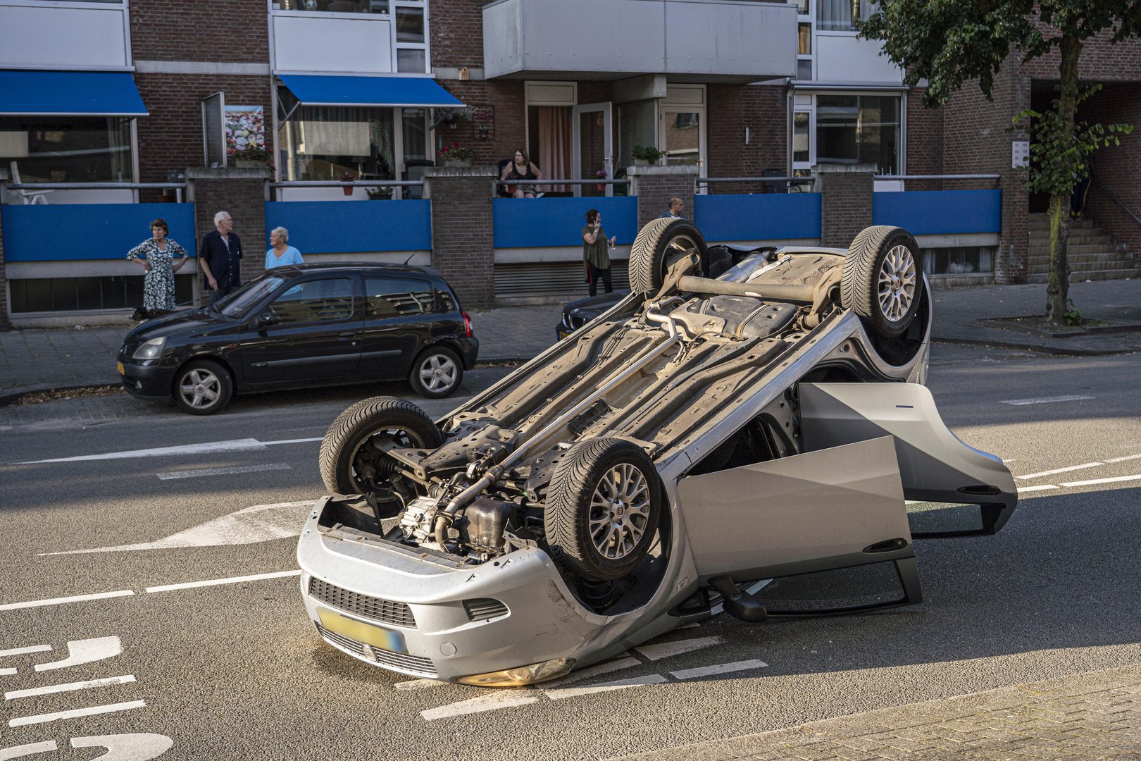 Automobilist slaat over de kop bij centrum Arnhem