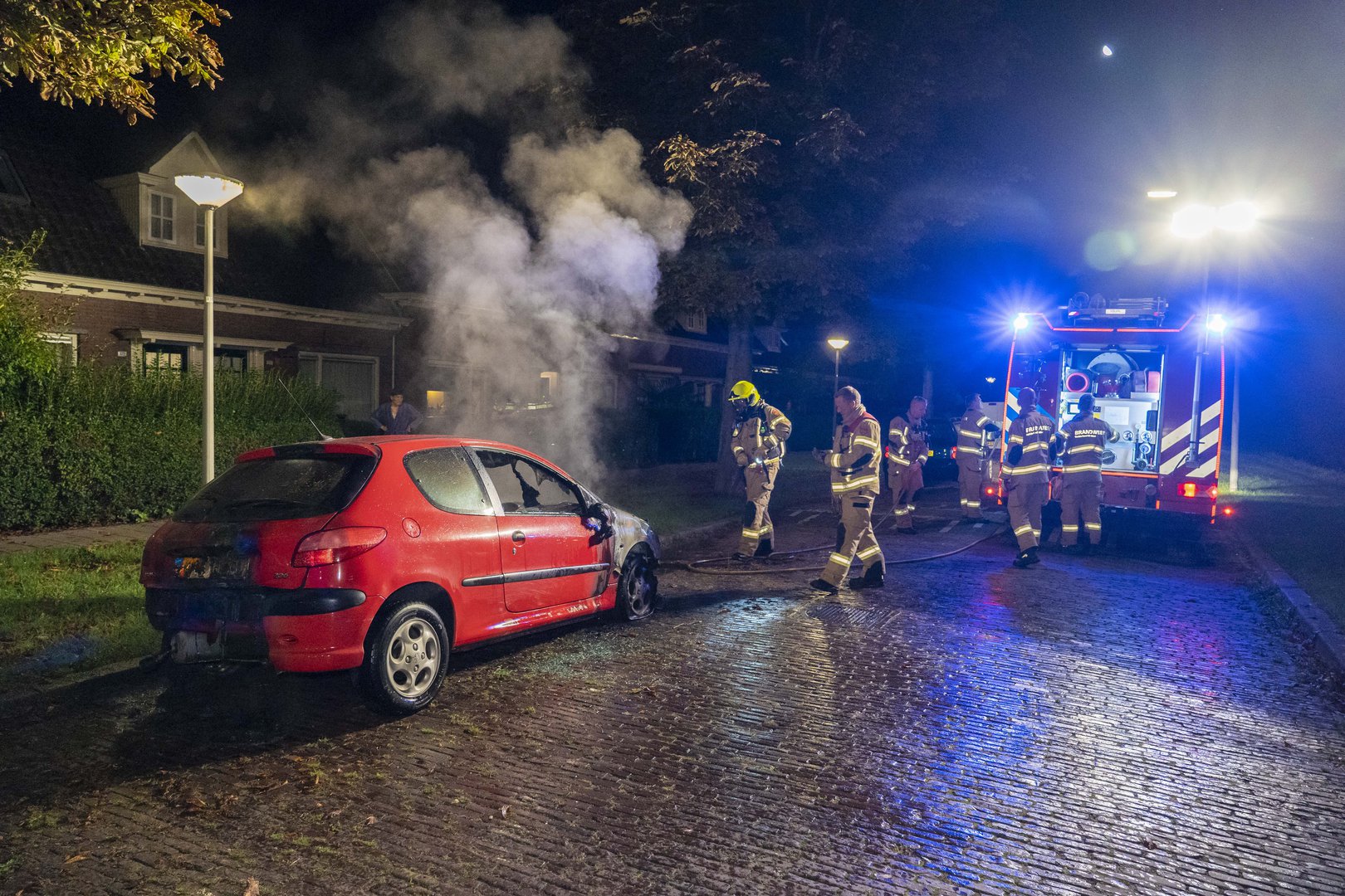 Autobrand in Arnhem, vermoedelijk aangestoken