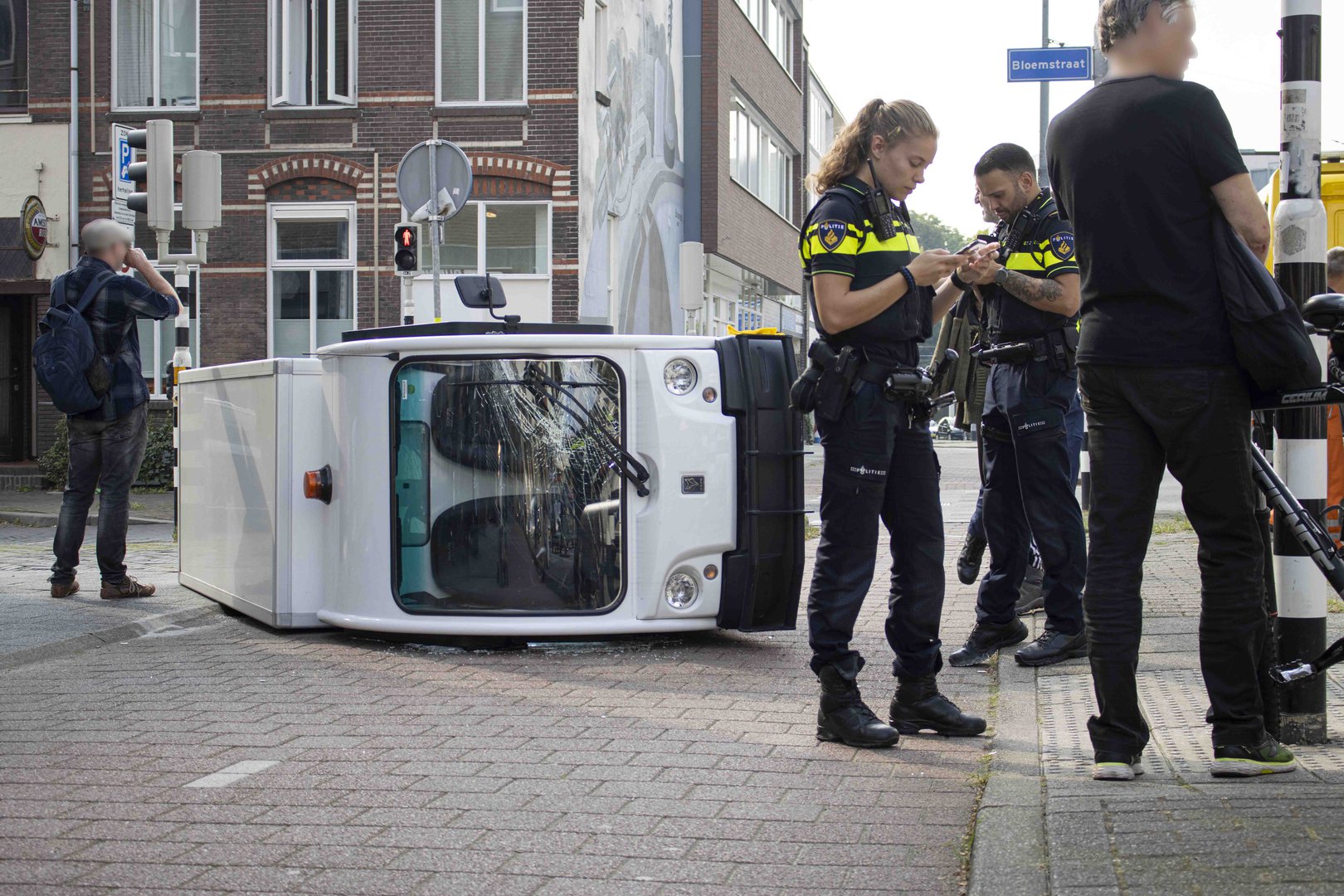 Voertuig op zijn kant na ongeval in Arnhem