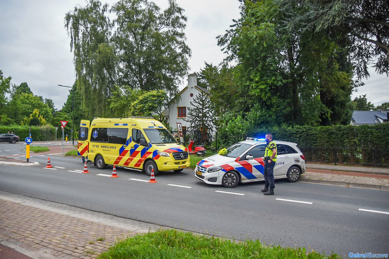 Fietser knalt op bord door mee te liften bij scooter